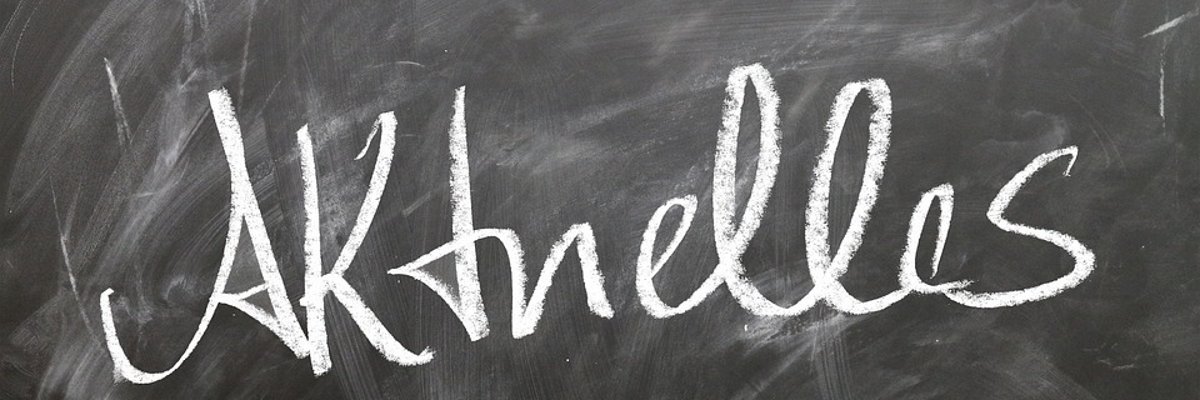 Tafel mit der Aufschrift" Aktuelles"