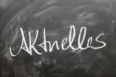 Tafel mit der Aufschrift" Aktuelles"