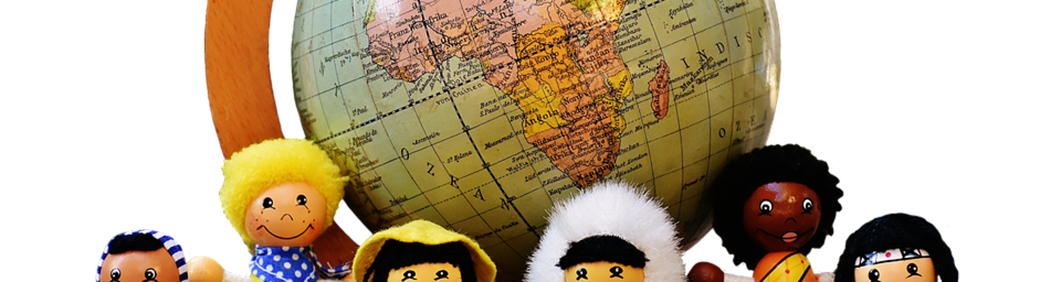 Figuren vor einem Globus