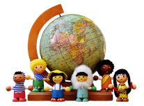 Figuren vor einem Globus