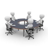 Figuren am runden Tisch