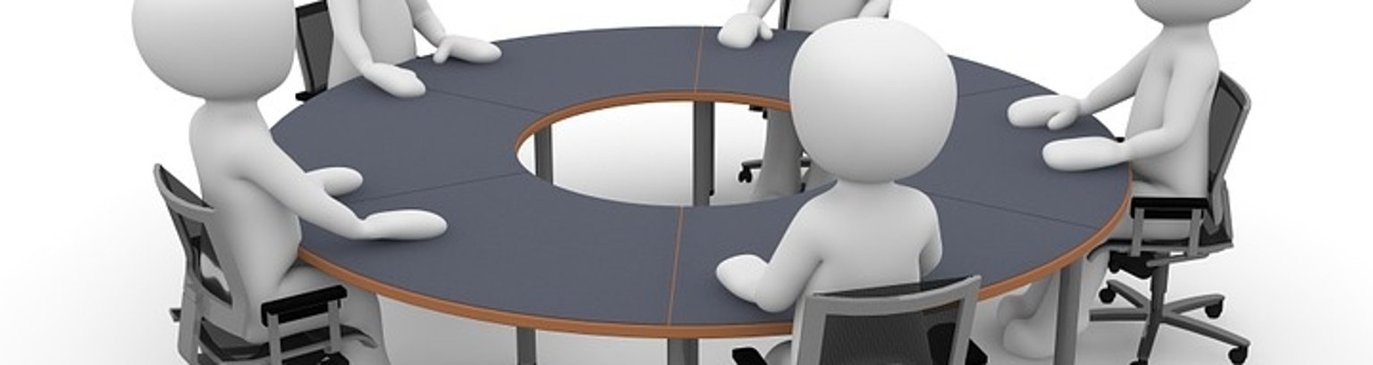 Figuren am runden Tisch