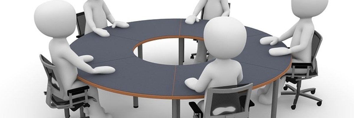 Figuren am runden Tisch