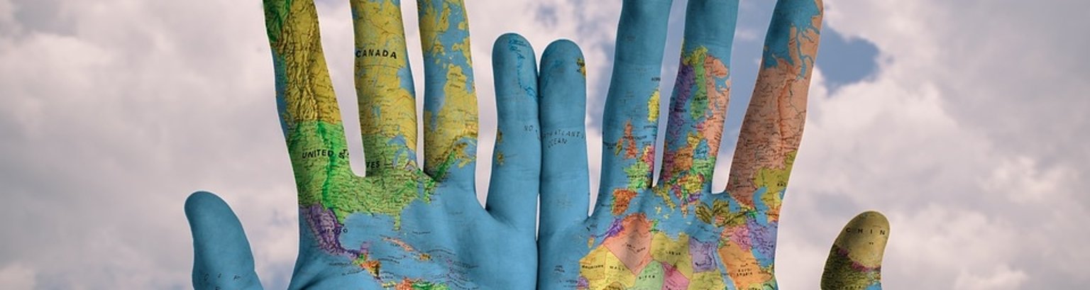 bemalte Hände mit der Weltkugel