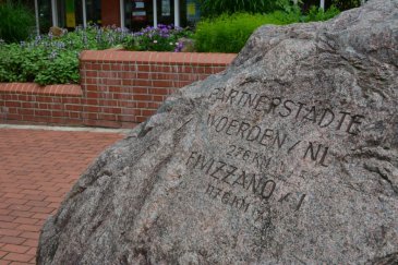 Stein mit Inschrift vor dem Rathaus Steinhagen