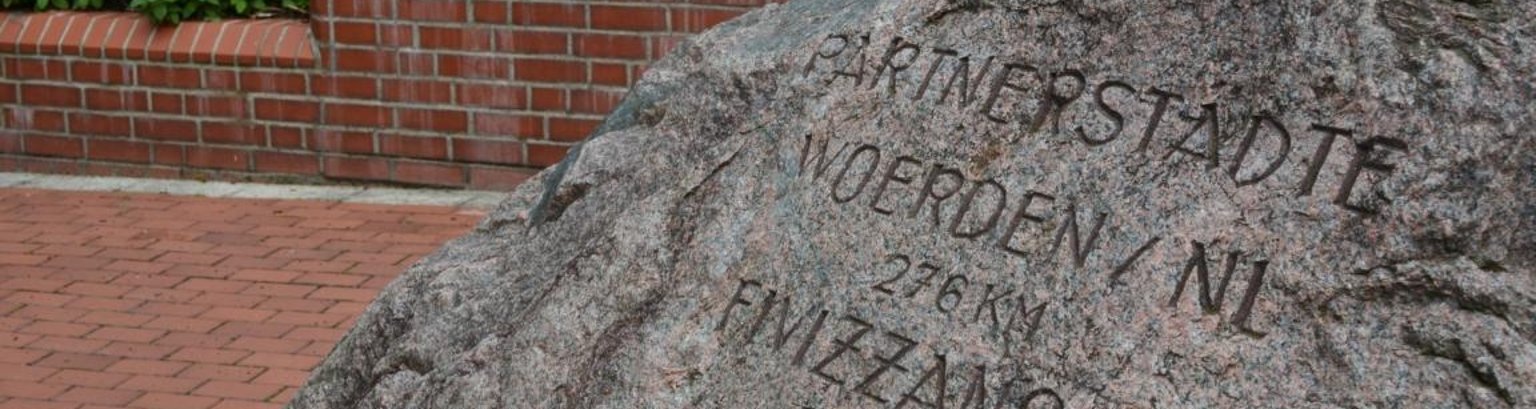 Stein mit Inschrift vor dem Steinhagener Rathaus