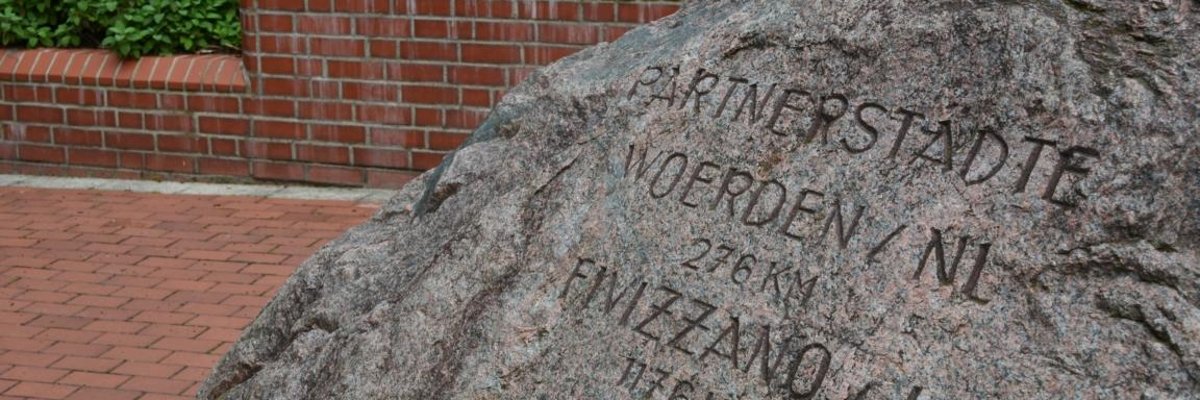 Stein mit Inschrift vor dem Steinhagener Rathaus