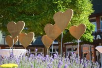 Holzherzen vor dem Rathauseingang Steinhagen