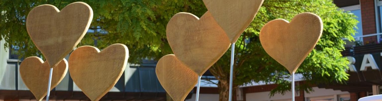 Holzherzen vor dem Rathauseingang Steinhagen
