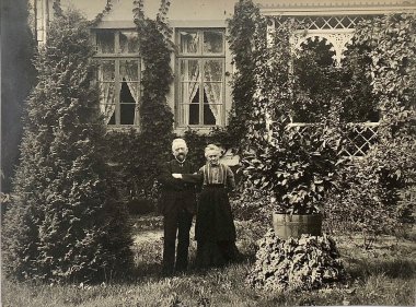 Emil Völker und Ehefrau Emma vorm Kantorhaus