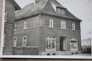 die Bäckerei von Carl Bernewasser an der Bahnhofstraße 27. Das Haus gegenüber von Maler Volkmann ist abgerissen, dort befindet sich jetzt der Aldi-Parkplatz. 