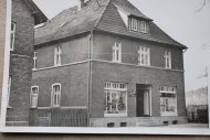 die Bäckerei von Carl Bernewasser an der Bahnhofstraße 27. Das Haus gegenüber von Maler Volkmann ist abgerissen, dort befindet sich jetzt der Aldi-Parkplatz.