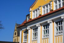 Gelbes Haus vor blauem Himmel