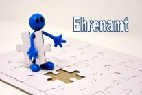 blaues Männchen mit Puzzlestück