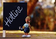 Figur die telefoniert vor Tafel mit der Aufschrift "Hotline"