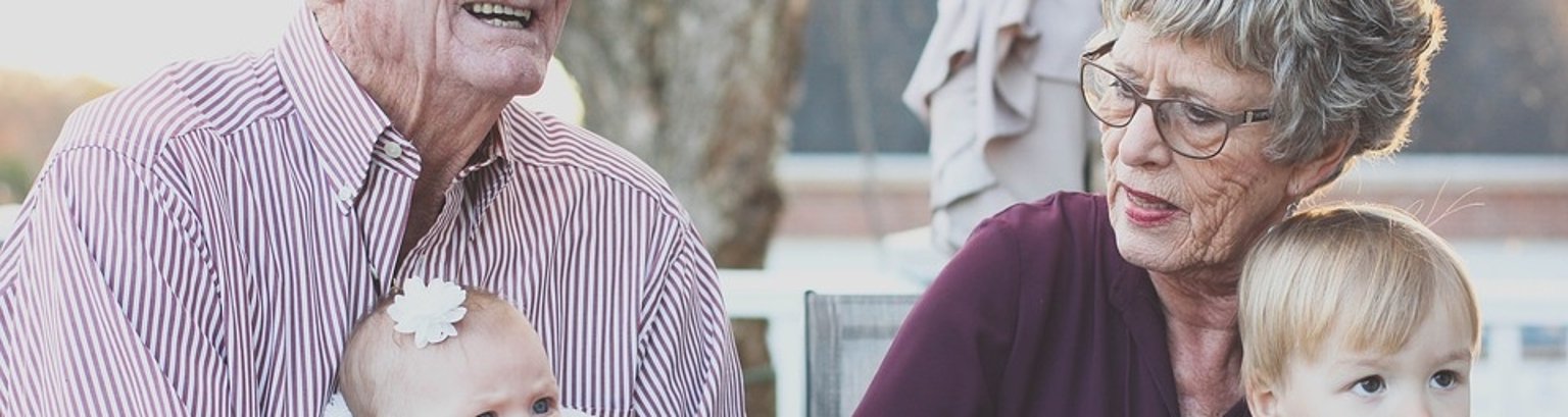 Großeltern mit Enkeln