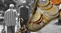 älteres Ehepaar und offenes Portemonnaie
