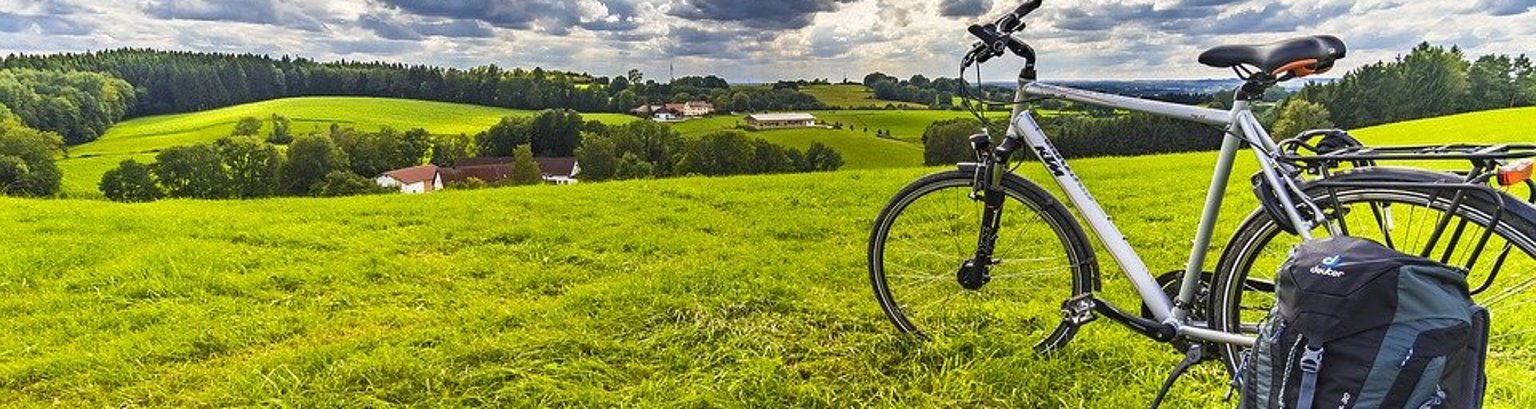Fahrrad auf grünem Berg