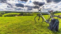 Fahrrad auf einem grünen Berg