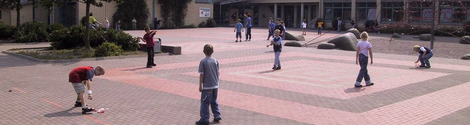 Kinder auf dem Schulhof der Grundschule Laukshof