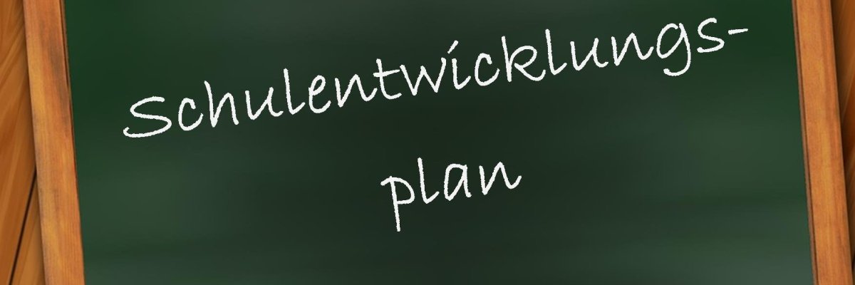Schultafel mit Schrift "Schulentwicklungsplan"