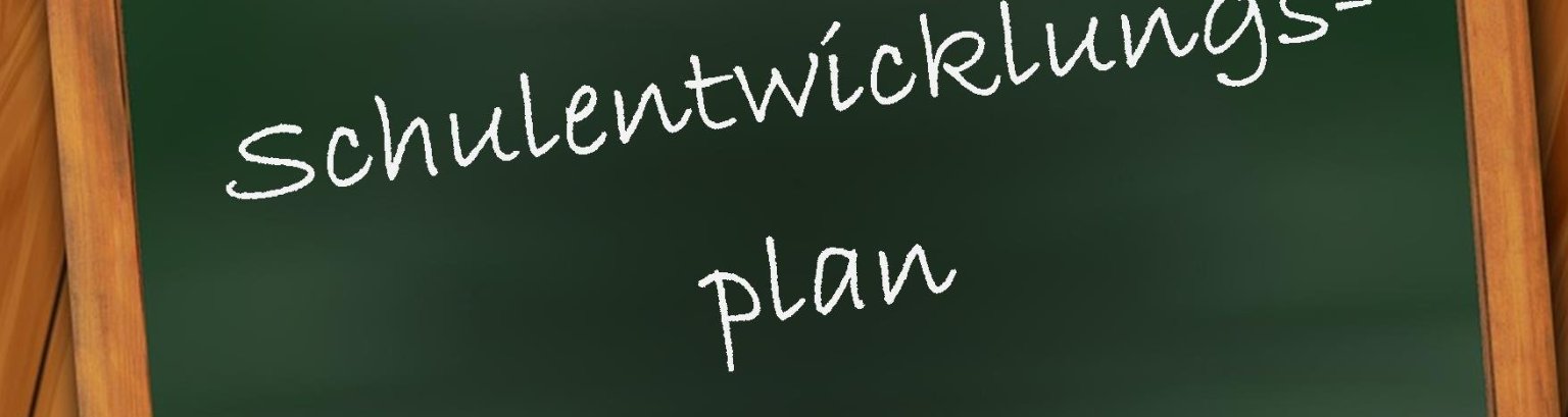 Schultafel mit Schrift "Schulentwicklungsplan"
