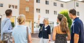 Besucherinnen im Schlichte Museum