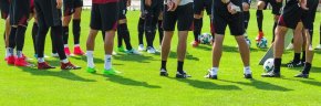 Füße einer Fußballmannschaft
