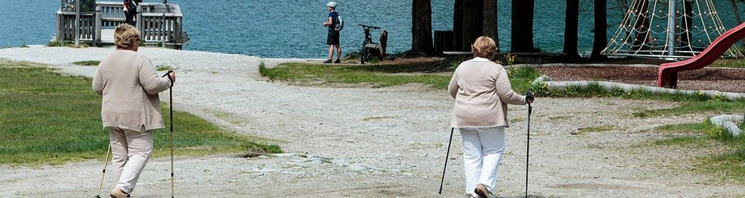 Senioren beim Nordic Walking