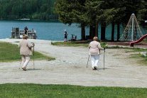 Senioren beim Nordic Walking