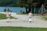 Senioren beim Nordic-Walking