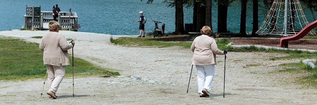 Senioren beim Nordic Walking