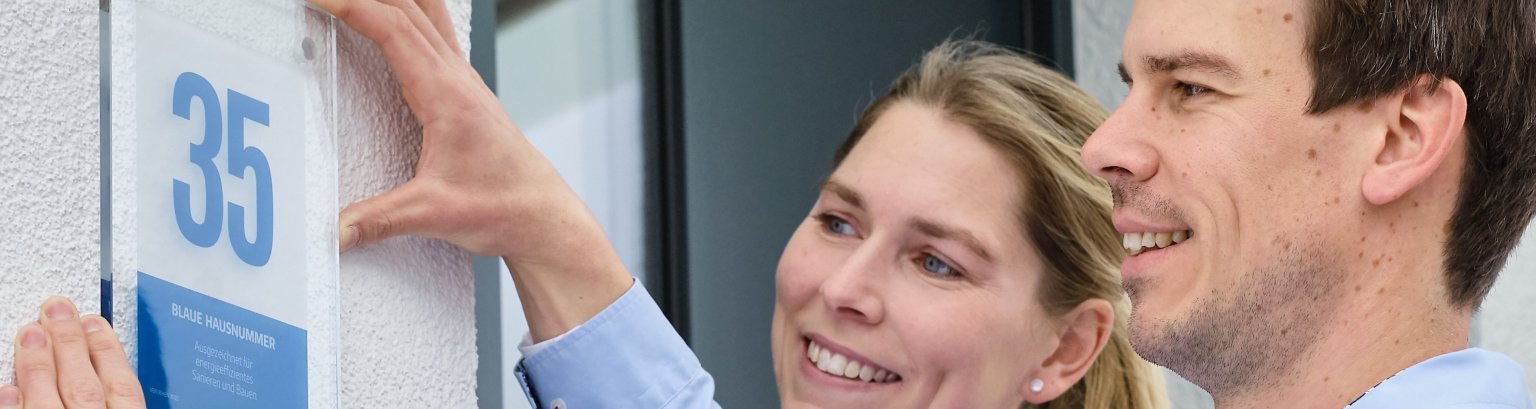 Blaue Hausnummer im Hauseingang