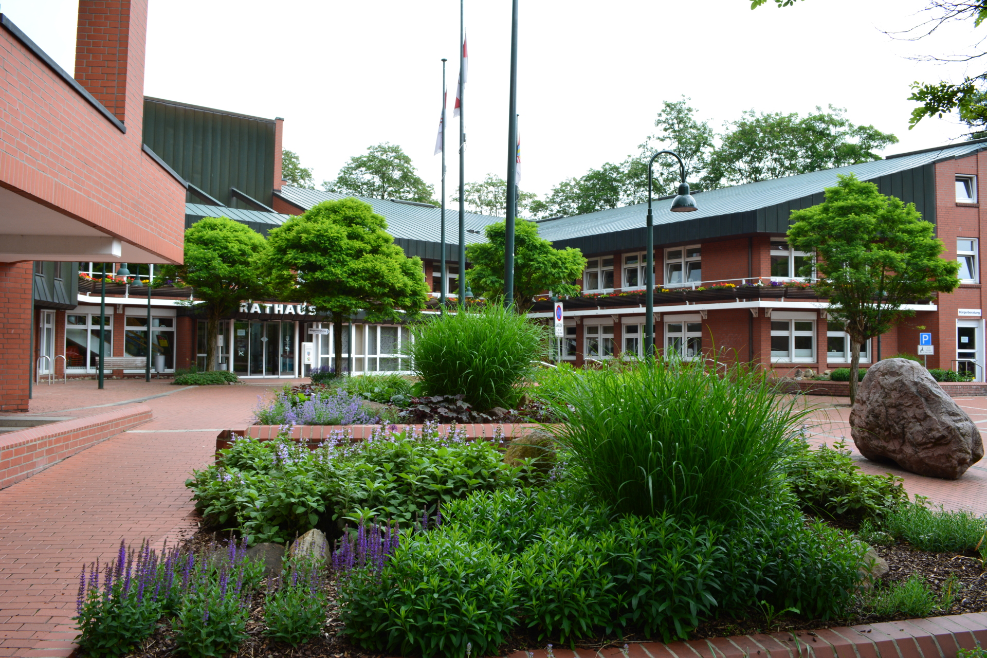 Rathaus Haupteingang und Blumenbeete