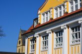 Gelbes Haus vor blauem Himmel