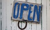 Holzschild mit der Aufschrift "open"