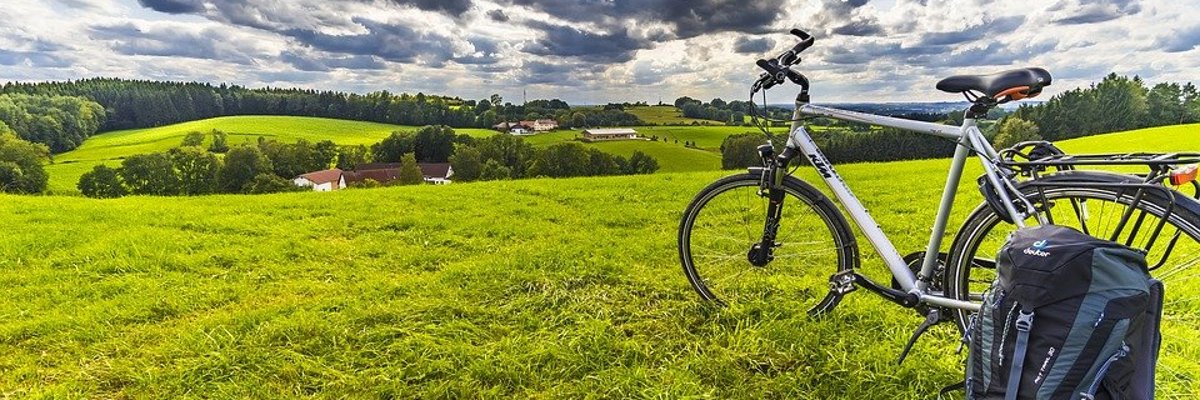 Fahrrad auf grünem Berg