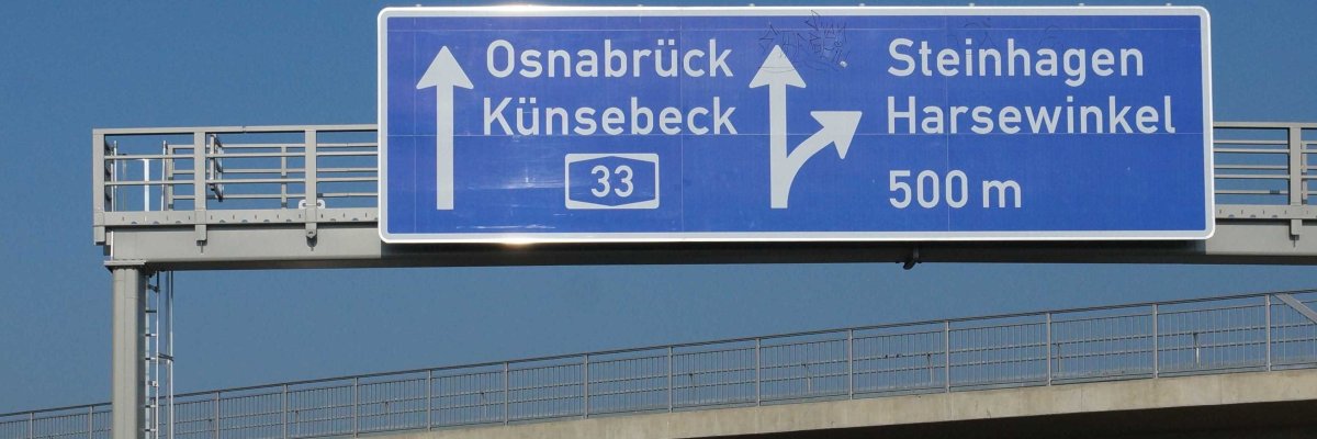 Schild Autobahnausfahrt A33 Steinhagen