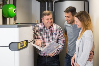 glückliche Personen bei Energieberatung