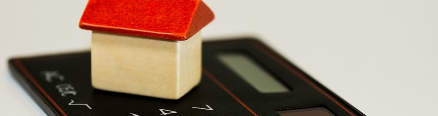 Holzhaus auf Taschenrechner